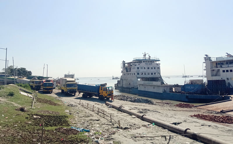 নাব্যতাসংকটের কারণে মানিকগঞ্জের আরিচা ও পাবনার কাজিরহাট নৌপথে গতকাল রাত থেকে ফেরি চলাচল বন্ধ আছে। এতে ঘাট এলাকায় আটকা পড়েছে পণ্যবাহী বিভিন্ন যানবাহন। আজ দুপুরে আরিচা ঘাট এলাকায়