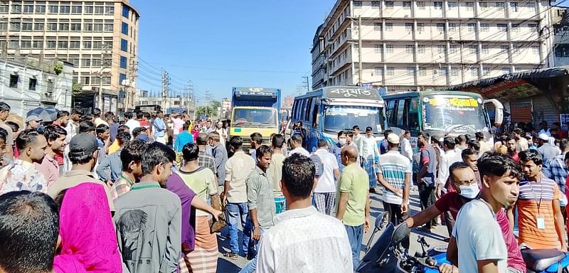 গাজীপুরের টি এন জেড অ্যাপারেলস কারখানার শ্রমিকেরা বেতনের দাবিতে মহাসড়ক অবরোধ করে রাখেন। আজ শনিবার সকাল সাড়ে ১০টার দিকে গাজীপুরের মালেকের বাড়ি এলাকায়