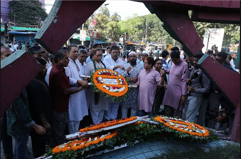 নূর হোসেন দিবস উপলক্ষে শহীদ নূর হোসেন চত্বরে ফুল দিয়ে শ্রদ্ধা জানায় গণতন্ত্র মঞ্চ। এছাড়া আরও কয়েকটি সংগঠনের উপস্থিতি ছিল সেখানে। কিন্তু সেখানে আওয়ামী লীগের উপস্থিতি ছিল না।