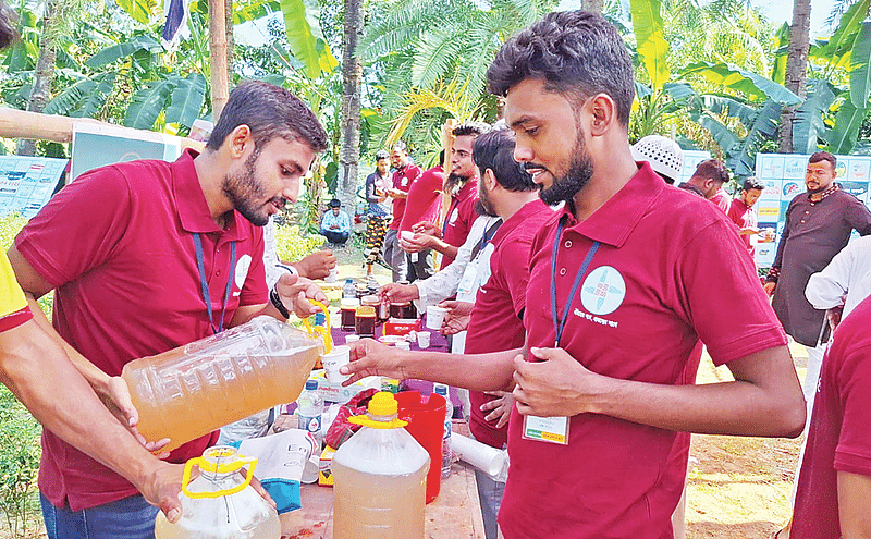 খেজুর গুড়ের সম্মেলন। তাই রস খেয়েই উদ্বোধন। শনিবার দিনব্যাপী মিষ্টিমধুর এই আয়োজন ছিল রাজশাহীর দুর্গাপুরের এক খেজুরবাগানে