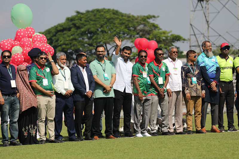 হাত নেড়ে দর্শকদের ভালোবাসা গ্রহণ করেন জাতীয় ক্রিকেট দলের সাবেক অধিনায়ক তামিম ইকবাল খান। রোববার সকালে বগুড়ার শহীদ চান্দু স্টেডিয়ামে