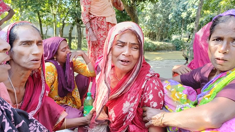 সখীপুরে সড়ক দুর্ঘটনায় নিহত জুয়েলের মায়ের আহাজারি। আজ বেলা ১০টায় আন্দি গ্রামে জুয়েলদের বাড়িতে