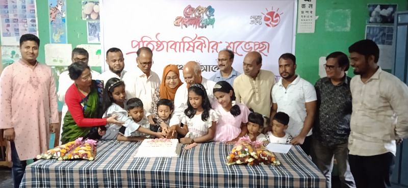 লালমনিরহাটে প্রথম আলোর প্রতিষ্ঠাবার্ষিকী উপলক্ষে শিশুদের নিয়ে কেক কাটেন অতিথিরা। আজ রোববার শহরের বার্ণহার্ডট ইনক্লুসিভ স্কুল মিলনায়তনে