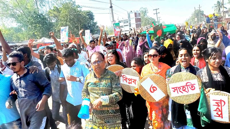 সিংড়ায় সমর্থকদের নিয়ে শোভাযাত্রা করেছেন বহিষ্কৃত বিএনপি নেতা। আজ রোববার দুপুরে