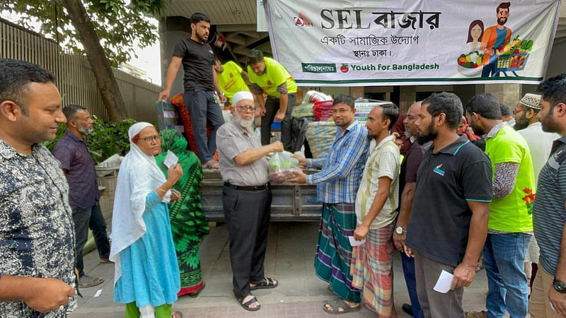 এসইএলের গাড়ি থেকে কাঁচাবাজার ও খাদ্যসামগ্রী কিনছেন মানুষ