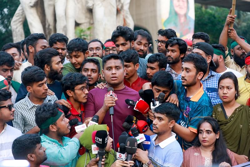 বৈষম্যবিরোধী ছাত্র আন্দোলনের আহ্বায়ক হাসনাত আবদুল্লাহ ঢাকা বিশ্ববিদ্যালয়ের রাজু ভাস্কর্যের সামনে বিক্ষোভ সমাবেশে বক্তব্য দেন। ঢাকা, ১১ নভেম্বর