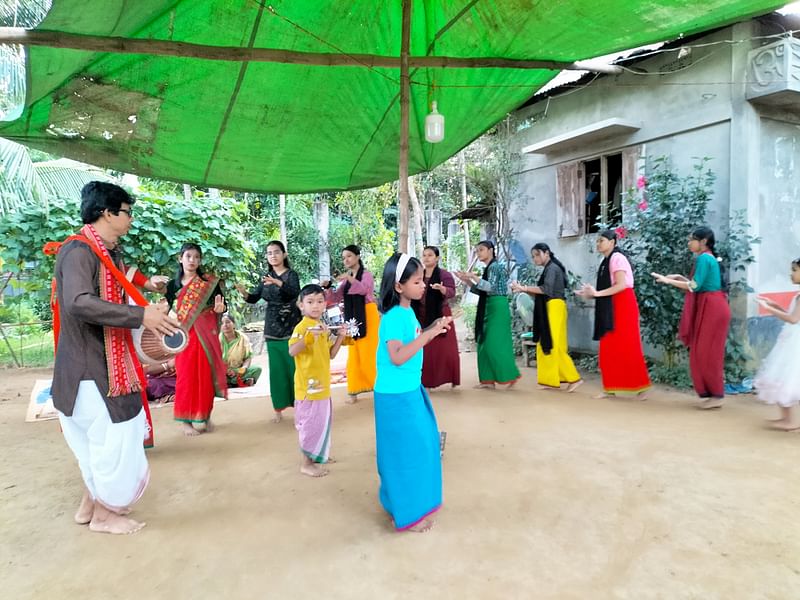 ১৫ নভেম্বর মনিপুরীদের সবচেয়ে বড় উৎসব মহারাস লীলা। এ উৎসবকে সামনে রেখে নৃত্যের মহড়া দিচ্ছেন মনিপুরীরা। মৌলভীবাজারের কমলগঞ্জের মাধবপুর মাঝেরগাঁও এলাকায়