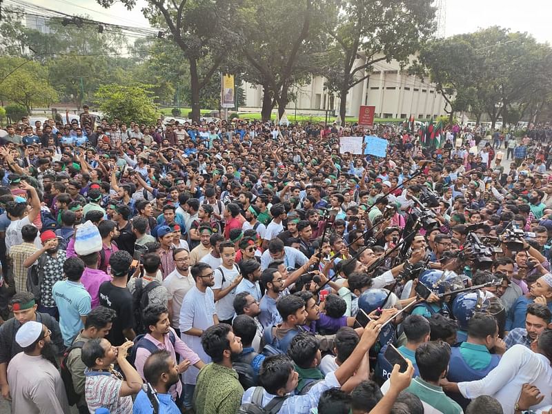 সচিবালয়ের ফটকে জগন্নাথ বিশ্ববিদ্যালয়ের শিক্ষার্থীদের অবস্থান। আজ সোমবার বেলা দুইটা থেকে তাঁরা সেখানে অবস্থান নিয়েছেন