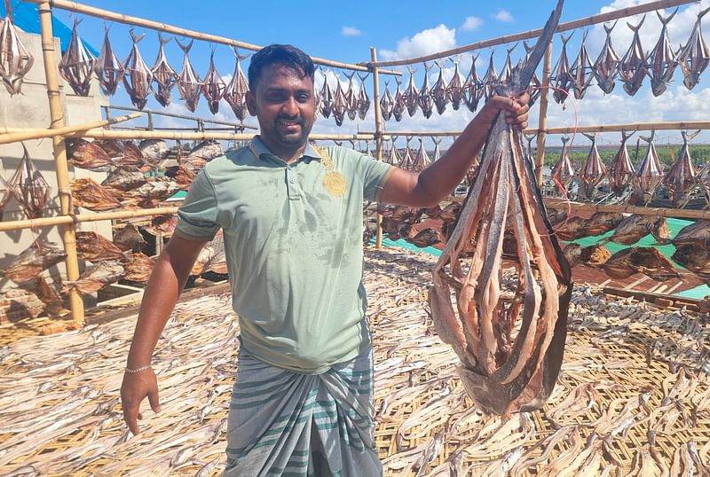 কক্সবাজার শহরের বাঁকখালী নদীর পাশে নতুন ফিশারিপাড়ায় উৎপাদিত হচ্ছে বিষমুক্ত শুঁটকি। পাঁচ কেজি ওজনের এই লাক্ষ্যা শুঁটকির দাম ১৪ হাজার টাকা। গত শনিবার দুপুরে