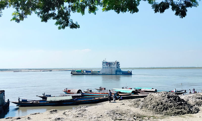 মানিকগঞ্জের আরিচা ও পাবনার কাজিরহাট নৌপথে আবার ফেরি চলাচল করছে। আজ বেলা একটার দিকে আরিচা ২ নম্বর ঘাট এলাকায়