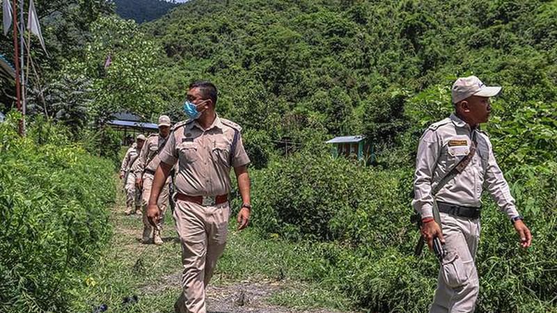 ভারতের মণিপুরে নিরাপত্তা বাহিনীর সতর্ক পাহারা