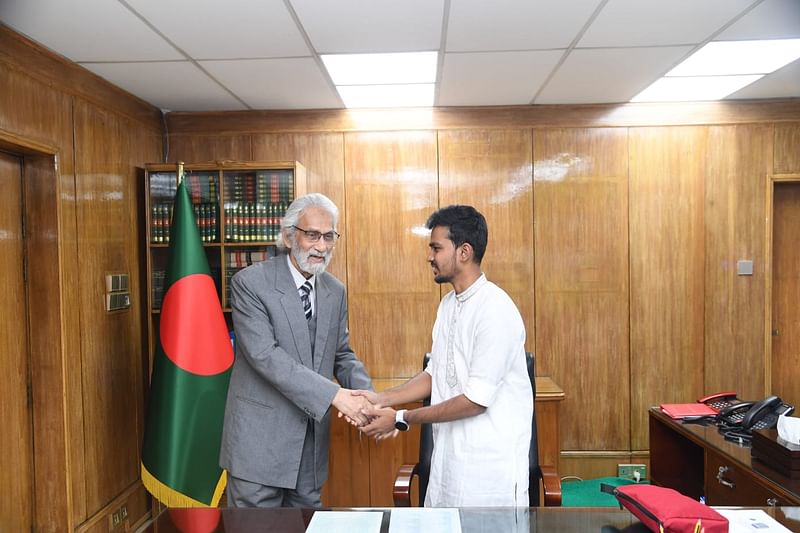 স্থানীয় সরকার মন্ত্রণালয়ের দায়িত্বভার বুঝে নিচ্ছেন উপদেষ্টা আসিফ মাহমুদ সজীব ভূঁইয়া। আগে উপদেষ্টার চেয়ারের পেছনের দেয়ালে শেখ মুজিবুর রহমানের ছবি ছিল। আজ সেখানে সেই ছবি দেখা যায়নি