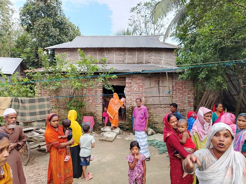 মাদারীপুরের শিবচরে বিএনপির দুই পক্ষের সংঘর্ষে হিরু মাতুব্বরের নিহতের খবর পেয়ে বাড়িতে ভিড় করেন প্রতিবেশি ও স্বজনেরা। গতকাল দুপুরে আর্য্যদত্তপাড়া এলাকায়