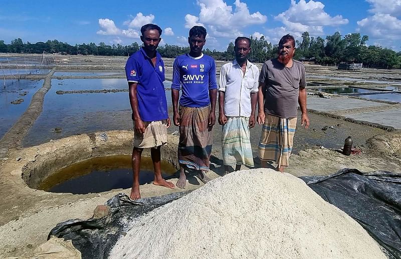 কক্সবাজারের কুতুবদিয়ায় মৌসুমের প্রথম লবণ উৎপাদন শুরু হয়েছে। মাঠে কালো পলিথিন বিছিয়ে সেখানে লোনা পানি মজুত করে লবণ উৎপাদন করেন চাষিরা। গতকাল বিকালে