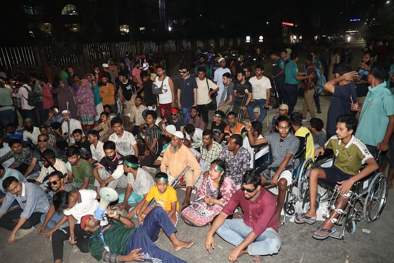 রাজধানীর জাতীয় অর্থোপেডিক হাসপাতাল ও পুনর্বাসন প্রতিষ্ঠানের (পঙ্গু হাসপাতাল) সামনে দুপুরে শুরু করা বিক্ষোভ এখনো চালিয়ে যাচ্ছেন জুলাই-আগস্ট আন্দোলনে আহত ব্যক্তিরা