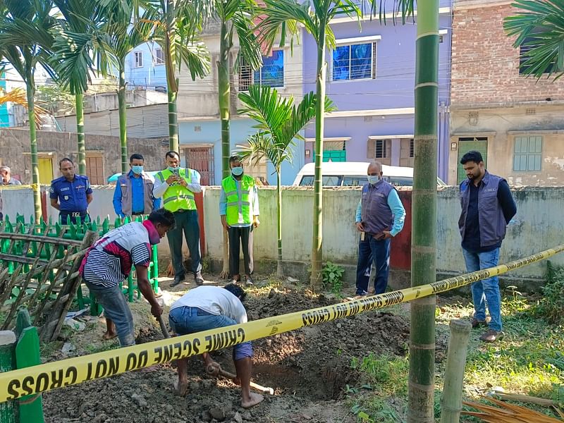 ময়মনসিংহ নগরের কালীবাড়ি কবরস্থান থেকে দাফনের প্রায় তিন মাস পর নাজমুল ইসলামের মরদেহ উত্তোলন করা হয়। আজ সকালে