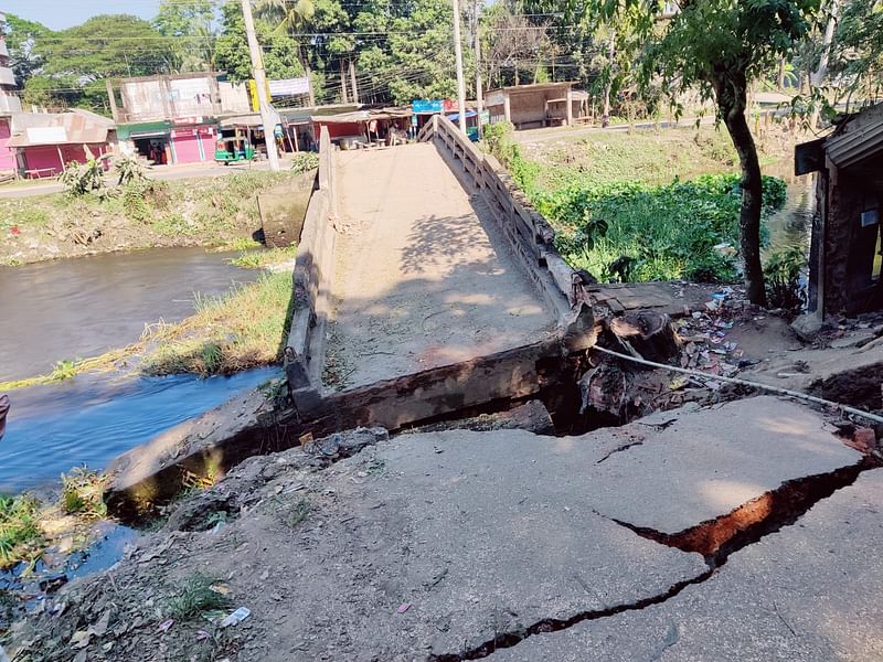 লক্ষ্মীপুর সদর উপজেলার চন্দ্রগঞ্জে রহমতখালী খালের সেতু ধসে গেছে। এতে গত চার দিন ধরে যান চলাচল বন্ধ রয়েছে