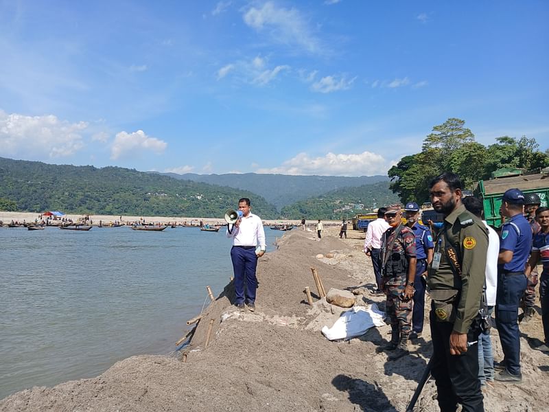 জাফলংয়ের প্রতিবেশ-সংকটাপন্ন (ইসিএ) এলাকায় অভিযান চা‌লিয়ে বালু, পাথর ও বার‌কি নৌকা জব্দ করা হয়েছে। গতকাল মঙ্গলবার তোলা