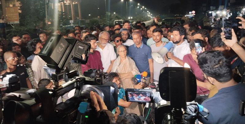 বুধবার দিবাগত রাত আড়াইটায় রাজধানীর জাতীয় অর্থোপেডিক হাসপাতাল ও পুনর্বাসন প্রতিষ্ঠানের (পঙ্গু হাসপাতাল) সামনের সড়কে যান অন্তর্বর্তী সরকারের চারজন উপদেষ্টা ও প্রতিমন্ত্রী পদমর্যাদার একজন সহকারী