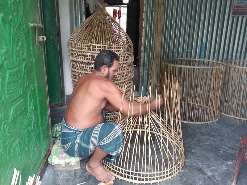 ফরিদপুর সদর উপজেলার চাঁদপুর মল্লিকপাড়া গ্রামের শতাধিক পরিবার বাঁশ দিয়ে ঝুড়ি বানিয়ে জীবিকা চালায়