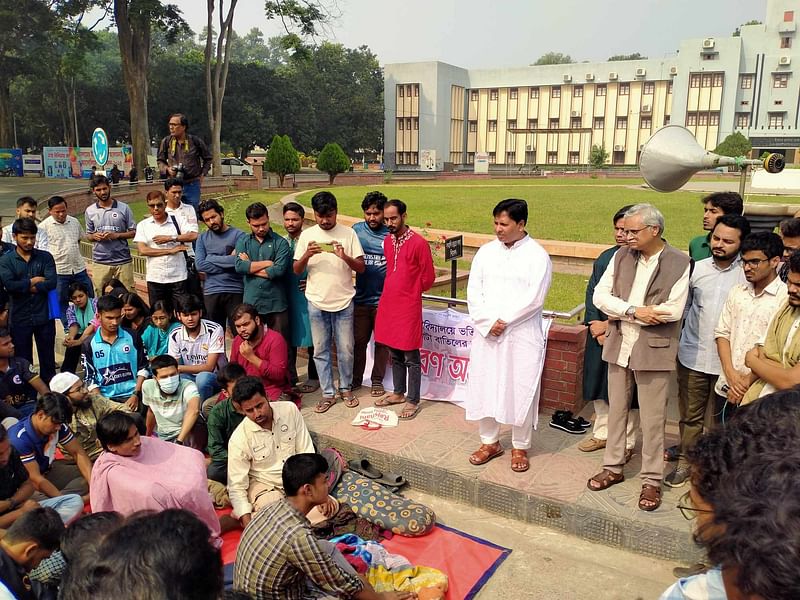 শিক্ষার্থীদের অনশন ভাঙাতে বিশ্ববিদ্যালয়ের শহীদ শামসুজ্জোহা চত্বরে আসেন উপাচার্য সালেহ্‌ হাসান নকীব। আজ শুক্রবার দুপুরে রাজশাহী বিশ্ববিদ্যালয়ে