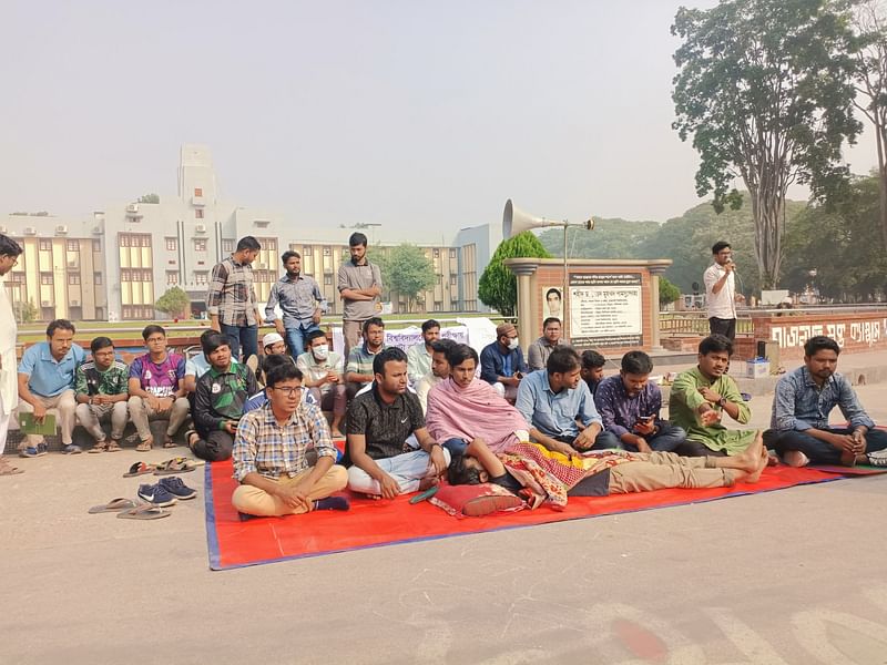 রাজশাহী বিশ্ববিদ্যালয়ে গতকাল বৃহস্পতিবার সন্ধ্যা সাড়ে ছয়টা থেকে অনশন করছেন একদল শিক্ষার্থী