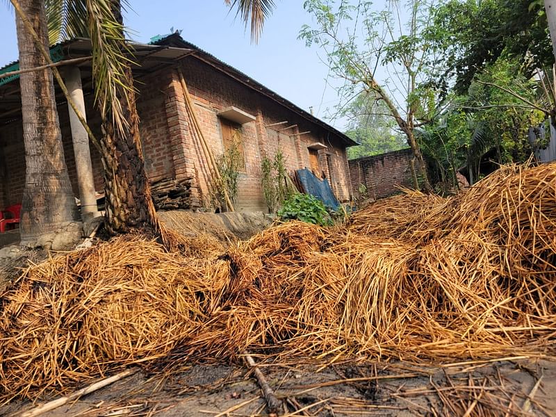 কৃষক পরিবারকে আগুন দিয়ে পুড়িয়ে মারার হুমকির পর রাতে ঘরের পাশে খড়ের গাদায় আগুন দেওয়া হয়। পরে প্রতিবেশীদের তৎপরতায় রক্ষা পায় পরিবারটি। আজ শনিবার সকালে রাজশাহীর বাগমারা উপজেলার মাধাইমুড়ি গ্রামে