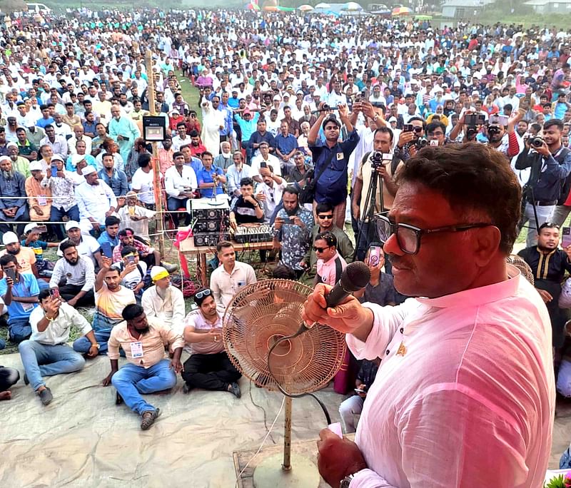 নাটোরের নলডাঙ্গায় স্থানীয় বিএনপি আয়োজিত জনসভায় বক্তব্য দেন বিএনপি নেতা রুহুল কুদ্দুস তালুকদার। শনিবার বিকেলে উপজেলার মাধনগর কলেজ মাঠে