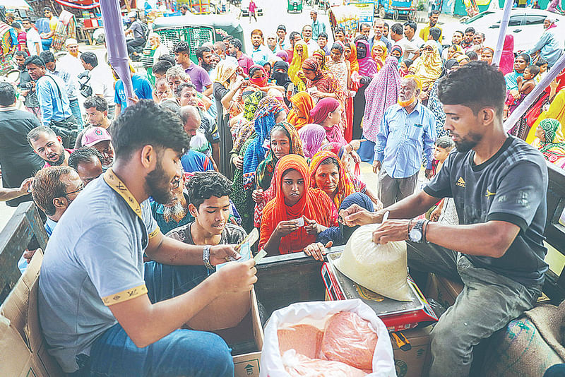 দ্রব্যমূল্যের ঊর্ধ্বগতিতে বিপাকে নিম্ন ও মধ্য আয়ের মানুষ। টিসিবির ট্রাক থেকে ন্যায্যমূল্যে পণ্য কিনতে ভিড় করছেন অনেকে। ২৪ অক্টোবর, ঢাকার দক্ষিণ বেগুনবাড়িতে