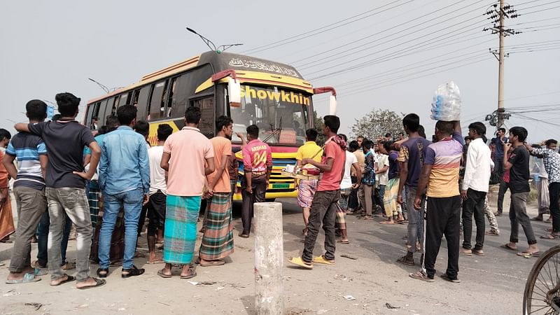 গাজীপুর মহানগরের চক্রবর্তী এলাকার বেক্সিমকোর শ্রমিকেরা বেতনের দাবিতে সড়ক অবরোধ করেছে। আজ শনিবার সকালে