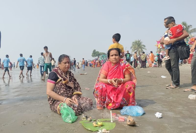 কুয়াকাটায় সাগরে পূজা করে পুণ্যস্নানের মধ্য দিয়ে শেষ হলো রাসমেলা। আজ শনিবার সকালে