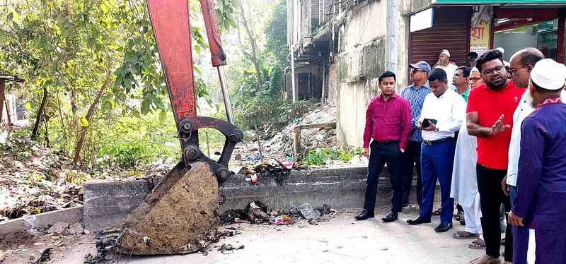 নাটোরের সিংড়া পৌরসভার হাটসিংড়া খালের অবৈধ দখল উচ্ছেদে অভিযান চালানো হয়। শনিবার সকালে