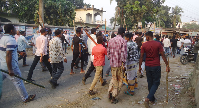 আহ্বায়ক কমিটি গঠনকে কেন্দ্র করে সাঁথিয়ায় বিএনপির দুই পক্ষ সংঘর্ষে জড়ায়। এ সময় লাঠিসোঁটা নিয়ে নেতা-কর্মীরা মিছিল করেন। শনিবার বিকেলে সাঁথিয়া পৌর এলাকায়