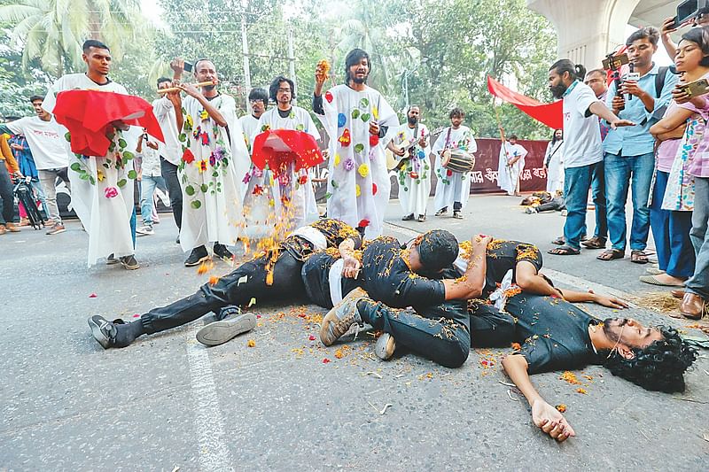 ‘লাল মজলুম’ নামে উন্মুক্ত রাজপথ গণপরিবেশনার একটি দৃশ্য। গতকাল বিকেলে রাজধানীর টিএসসি–সংলগ্ন সড়কে