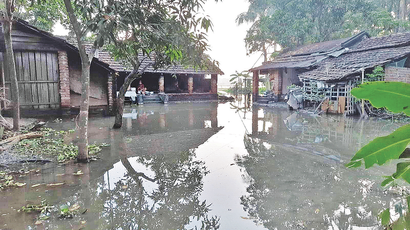 যশোরের কেশবপুরের বালিয়াডাঙ্গা গ্রামের আবদুল আহাদের বাড়ির চারপাশ পানিতে তলিয়ে আছে। সম্প্রতি তোলা ছবি