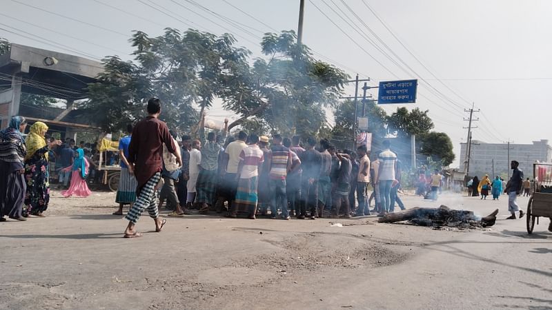 গাজীপুর মহানগরে বেক্সিমকোর শ্রমিকেরা বকেয়া বেতনের দাবিতে আজ রোববার সড়ক অবরোধ করেছেন