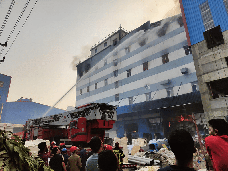 নারায়ণগঞ্জের সোনারগাঁ উপজেলার ওই কারখানার আগুন নিয়ন্ত্রণে কাজ করছে ফায়ার সার্ভিসের কর্মীরা। আজ সকালে পিরোজপুর ইউনিয়নের ঝাউচর এলাকায়