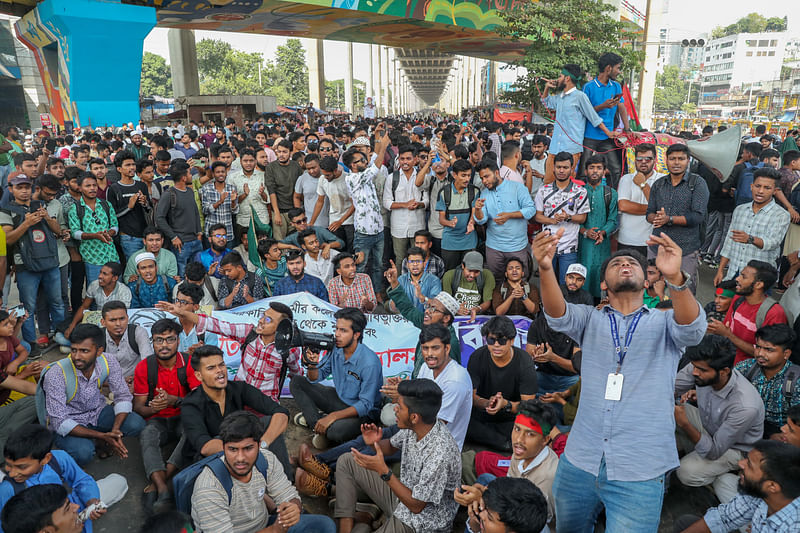 গত সোমবার দুপুরের দিকে তিতুমীরের শিক্ষার্থীরা মহাখালী রেল ও সড়কপথ অবরোধ করে বিক্ষোভ করেন তিতুমীর সরকারি কলেজের শিক্ষার্থীরা