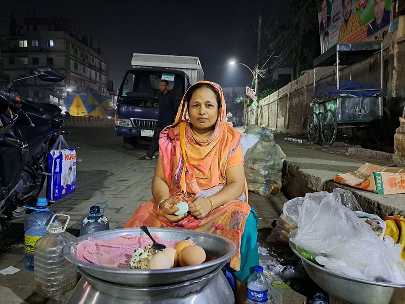 বিক্রির জন্য সেদ্ধ ডিম নিয়ে বসে আছেন গৃহবধূ হাসিনা। ১৩ নভেম্বর রাত সাড়ে ১২টার দিকে গাজীপুর নগরের স্টেশন রোড এলাকায়