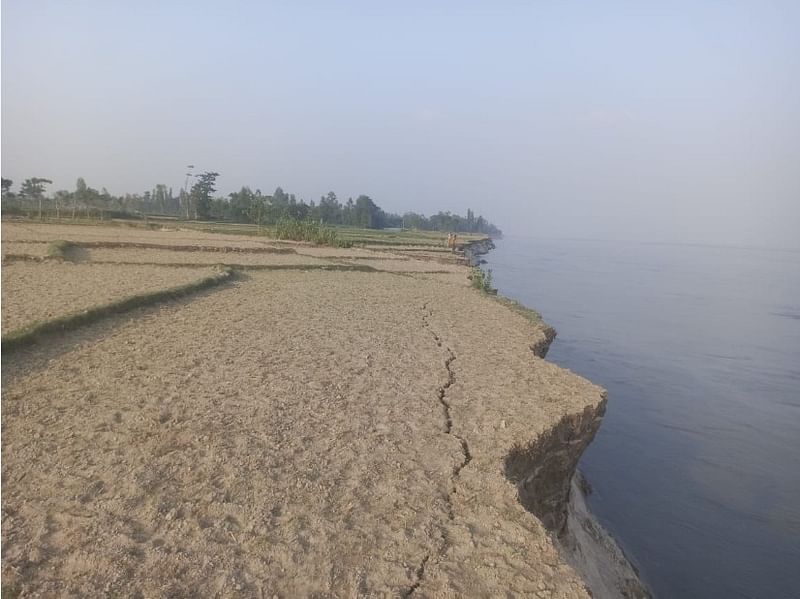 তিস্তা নদীর ভাঙনে গাইবান্ধার সুন্দরগঞ্জের শ্রীপুর ইউনিয়নের দত্তের খামার গ্রাম বিলীন হয়ে যাচ্ছে। সোমবার তোলা