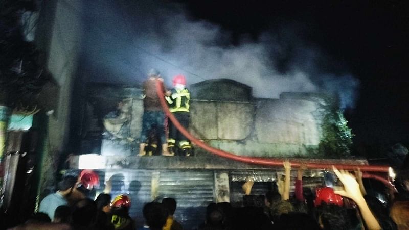 চট্টগ্রামের কর্ণফুলী উপজেলার চরপাথরঘাটা ইউনিয়নের শাহ ছমিউদ্দিন ফারুকীর মাজার এলাকায় আগুন নেভানোর কাজ করছেন ফায়ার সার্ভিসের কর্মীরা। গতকাল রাত ১০টায়