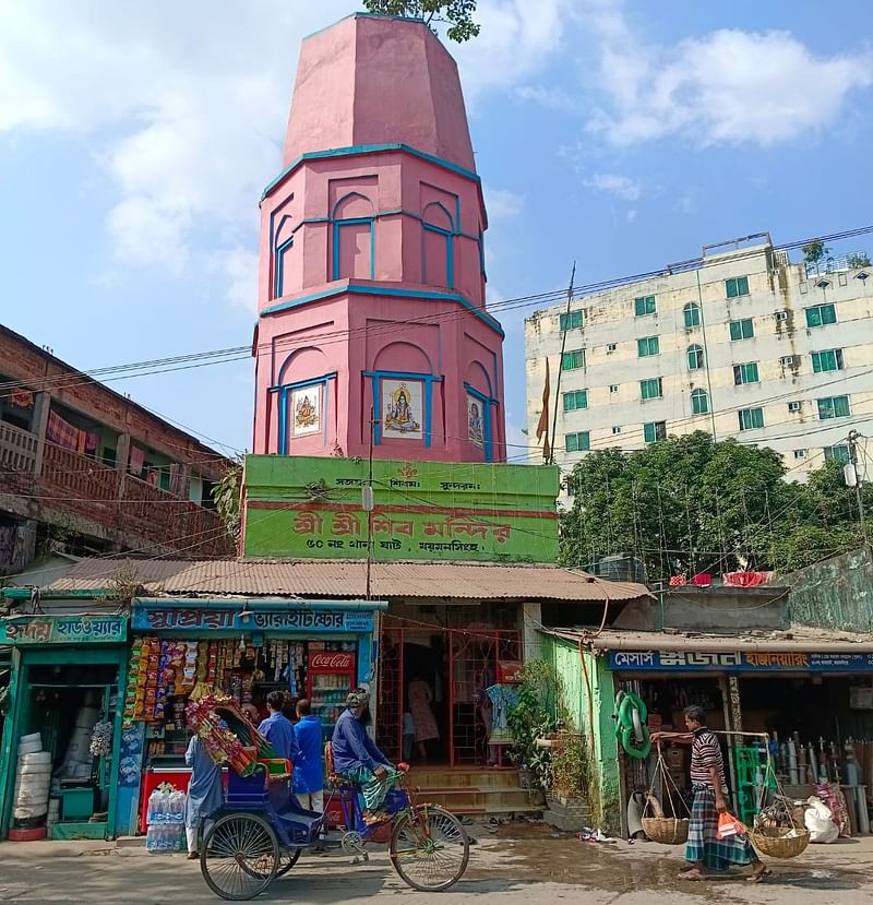 ময়মনসিংহ নগরের কোতোয়ালি থানাসংলগ্ন ভাঙামঠ শিবমন্দির থেকে চুরির ঘটনা ঘটে