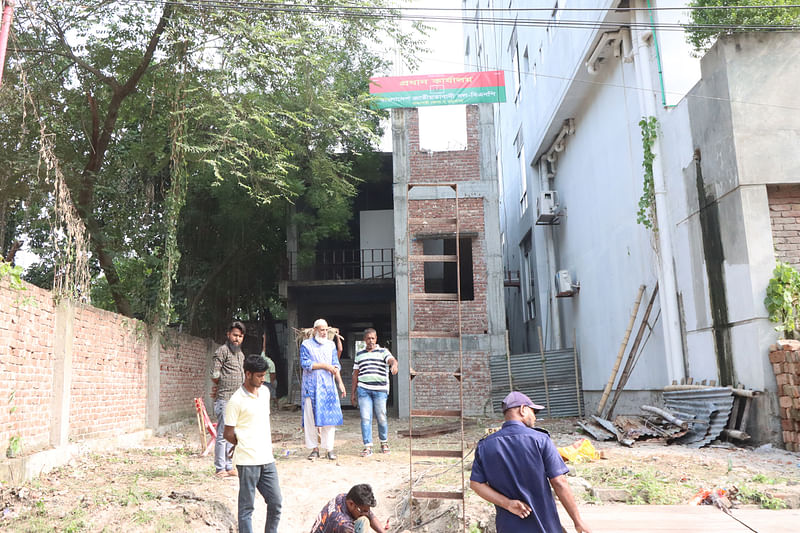 এনা প্রপার্টিজের দখল করা জমিতে তৈরি করা ভবন ভাড়া নিয়ে বনানো হচ্ছে রাজশাহী মহানগর বিএনপির কার্যালয়। ছবিটি সোমবার দুপুরে তোলা