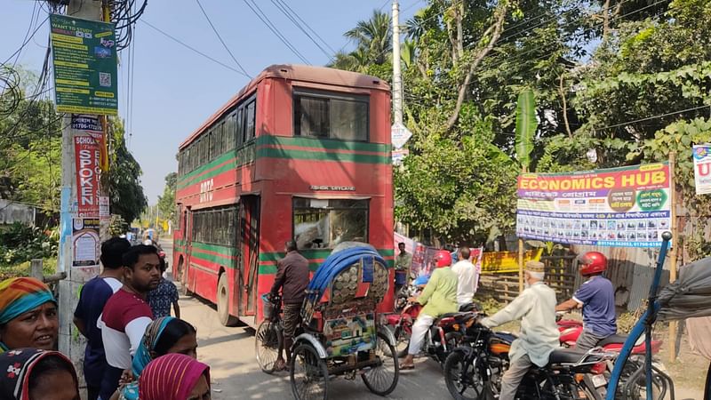 কুষ্টিয়া শহরে ইসলামী বিশ্ববিদ্যালয়ের এই বাসের চাপায় একজন পথচারী নিহত হয়েছেন