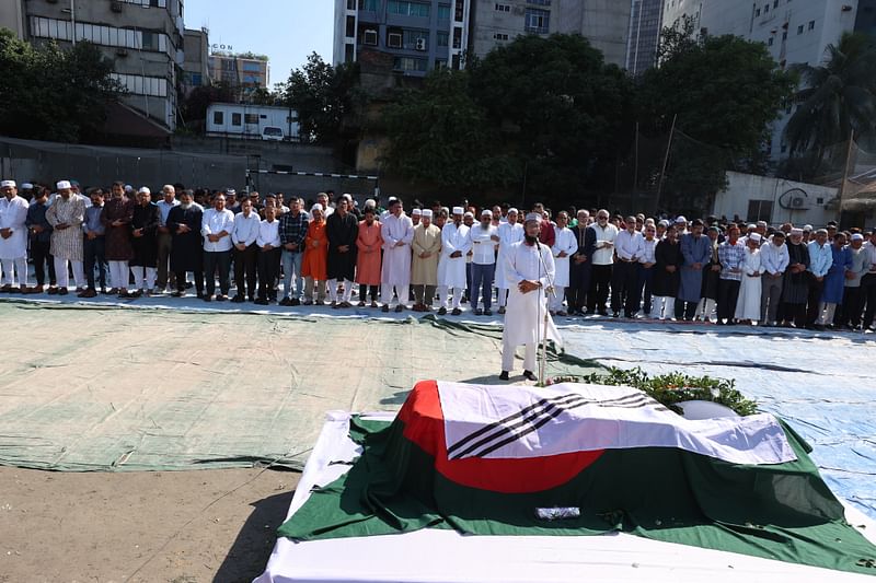 মোহামডেনা ক্লাবের সামনে অনুষ্ঠিত হয়েছে জাকারিয়া পিন্টুর জানাজা