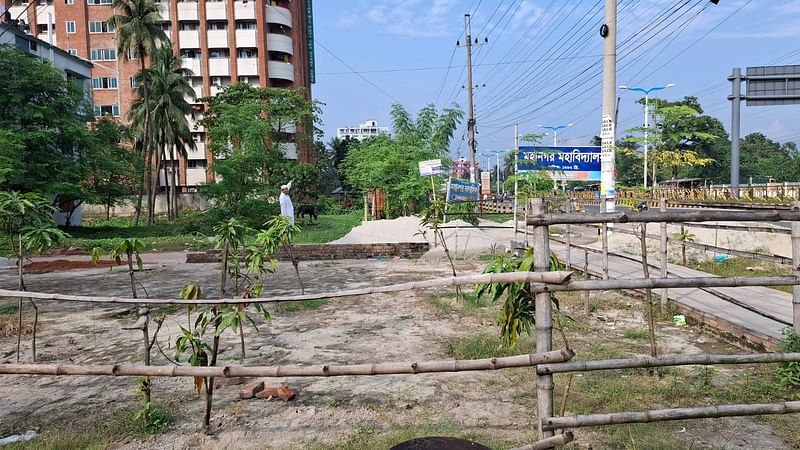 রাজশাহীর বিমানবন্দর সড়কের পাশে অধিগ্রহণ করা এই জমির তথ্য গোপন করে বিক্রি করে দেওয়ার অভিযোগ উঠেছে। সম্প্রতি নগরের নওদাপাড়া আমচত্বর এলাকায়