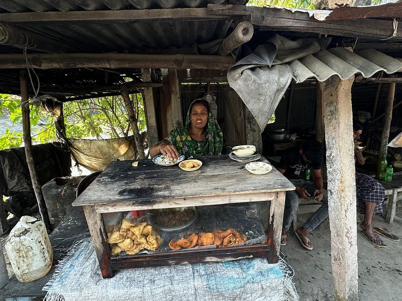 বাঘারপাড়া উপজেলার ধলগ্রাম স্লুইসগেট এলাকায় চিত্রা নদীর পাড়ে  রেহেনা বেগমের দোকান