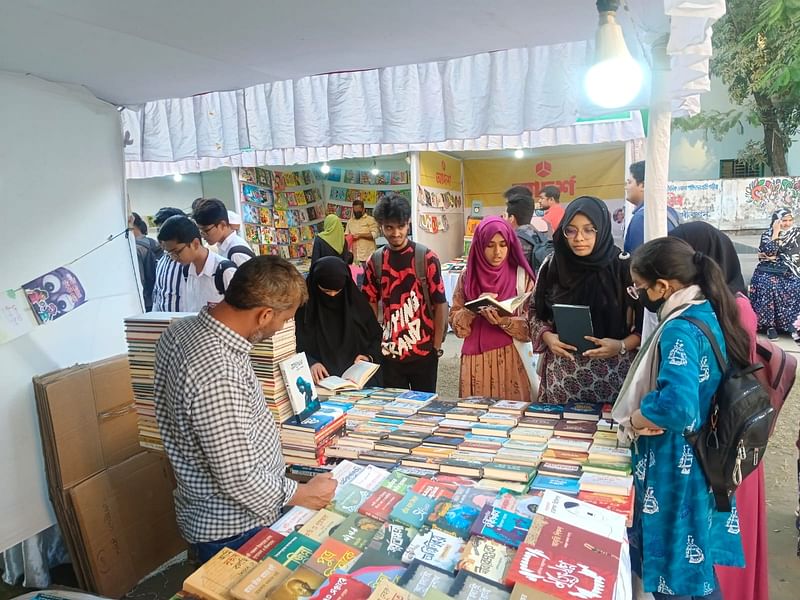 ময়মনসিংহ বিভাগীয় বইমেলায় শিশুতোষ ও বিজ্ঞানভিত্তিক বইয়ে পাঠকদের চাহিদা বেশি। মঙ্গলবার নগরের টাউন হল চত্বরে