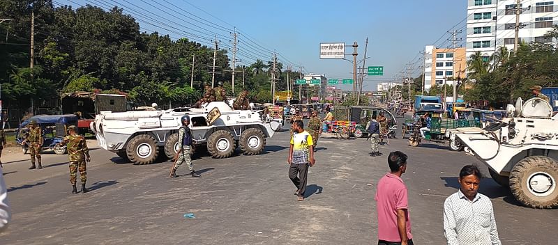 গাজীপুরের জিরানী বাজার এলাকায় চন্দ্রা–নবীনগর সড়কে সাঁজোয়া যান নিয়ে যৌথ বাহিনীর টহল। মঙ্গলবার সকালে