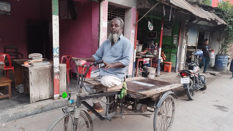 ব্যাটারিচালিত ভ্যান চালিয়ে সংসার চালান এক পা হারানো হাবিবুর রহমান। ১২ নভেম্বর যশোরের কেশবপুরের পুরোনো বাসস্ট্যান্ড এলাকায়